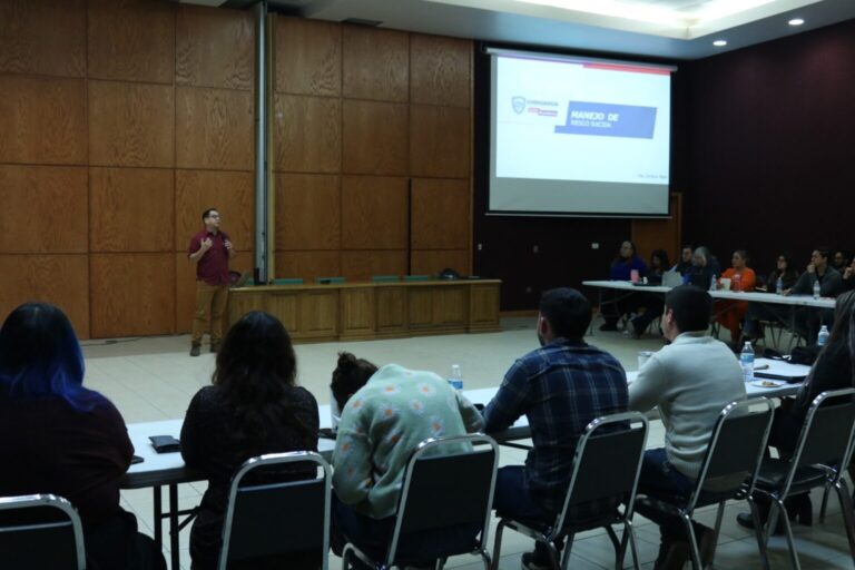 Capacitan a Psicólogos e la UACH en manejo de riesgos Suicida