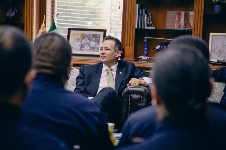 Reconocen a Bomberos que apoyaron en incendio de bodega Milano