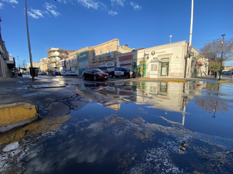 Fugota de agua en el centro de la capital