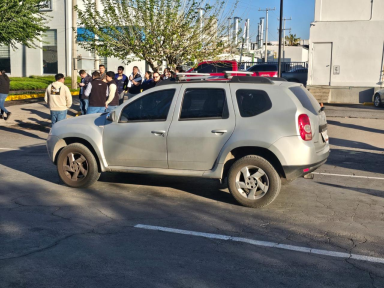 Conductora embiste a peatón en complejo industrial