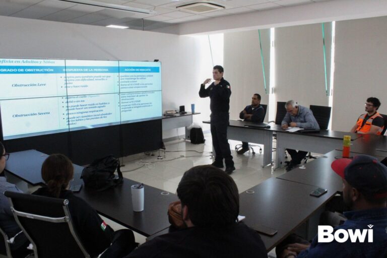 Bowi en curso de primeros auxilios a personal