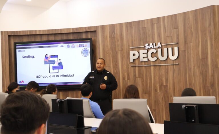 Policías enseñan a universitarios acerca de los delitos Ciberneticos