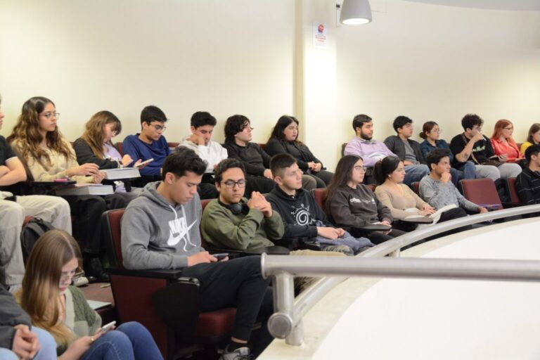 ICHIJUV promociona su programa de prevención del suicidio con alumnos de la UACH