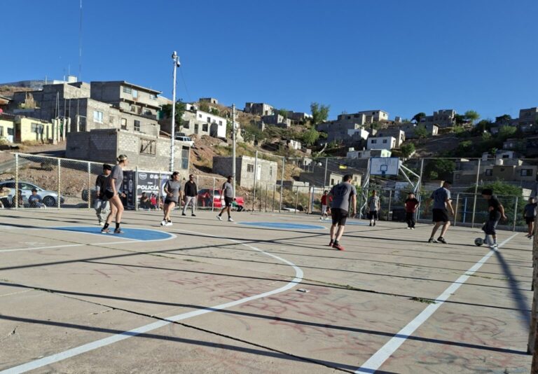 Polis juegan fut en canchas de la Lealtad