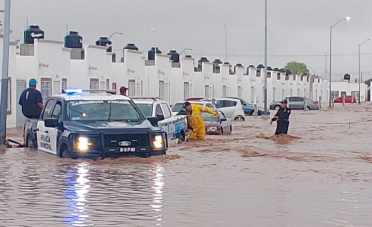 Atienden autoridades a ciudadanos afectados en la madrugada por lluvias