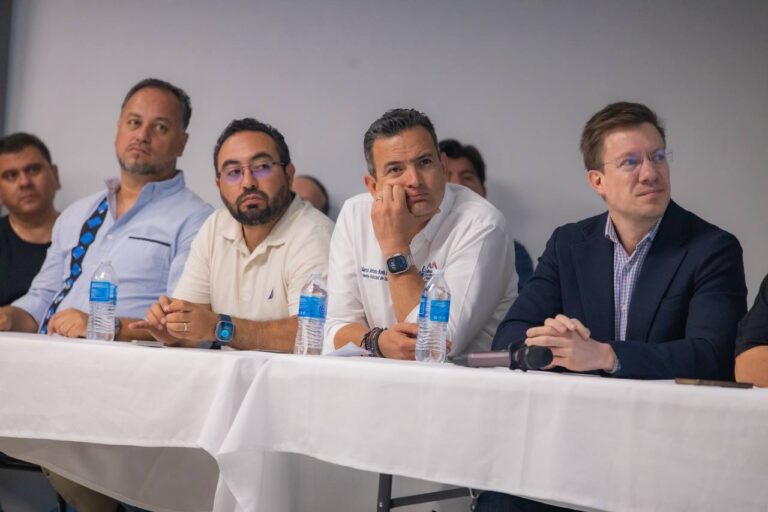 Bonilla atiende vecinos de Monte Xenit