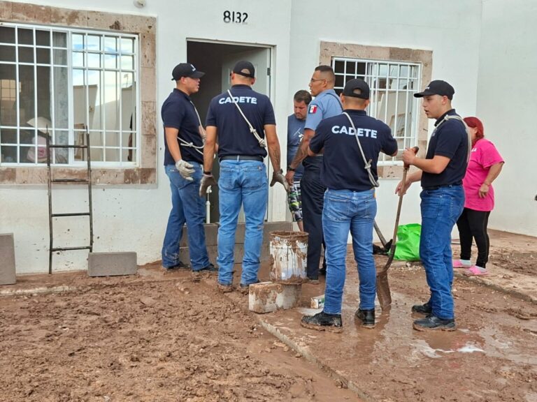 Cadetes de Policía apoyan con limpieza de viviendas inundadas