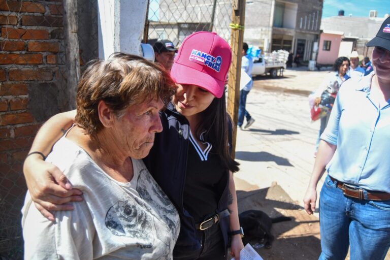 Nancy Frías entrega apoyo a familias