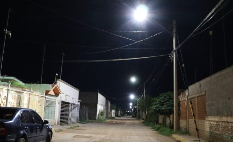 Más colonias en la capital cuentan con alumbrado LED