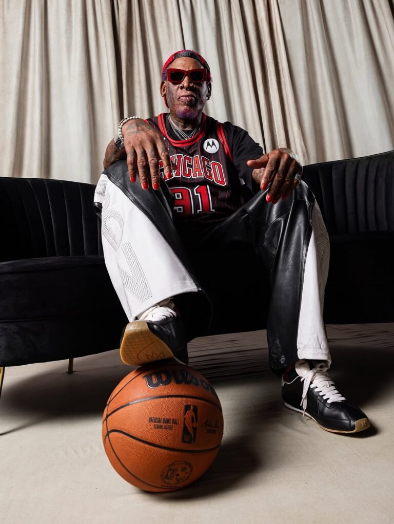 Rodman muestra el nuevo diseño de los Bulls
