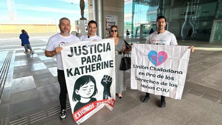 Manifestación por padre de familia que le impiden ver a su hija