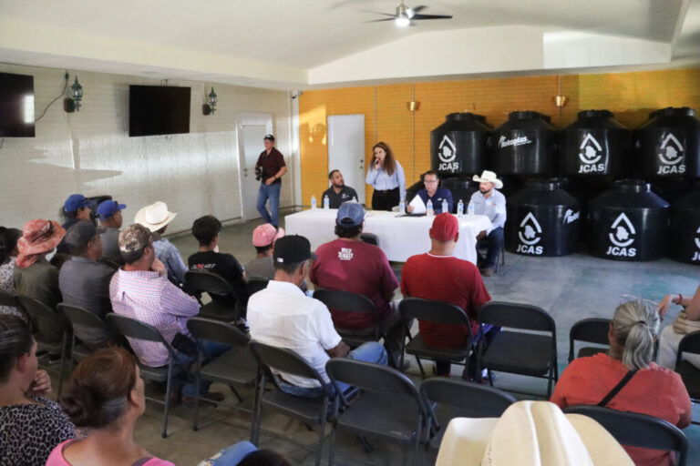 Entregan tinacos en Matachí