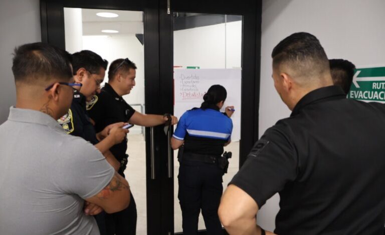 Se capacitan a servidores públicos en manejo de personas difíciles