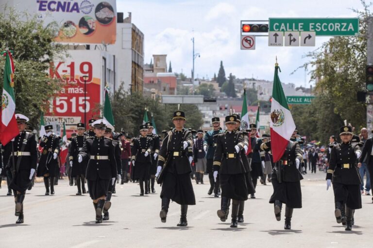 Vendedora y madre entra a desfile patrio