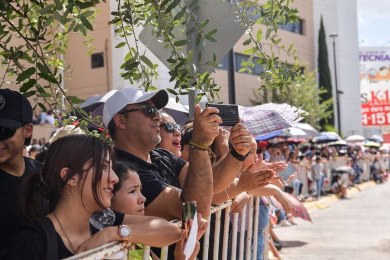 Más de 5,000 participantes en el desfile