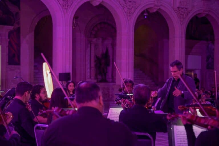 Iluminan palacio de gobierno en conmemoración por el día del cáncer de mama