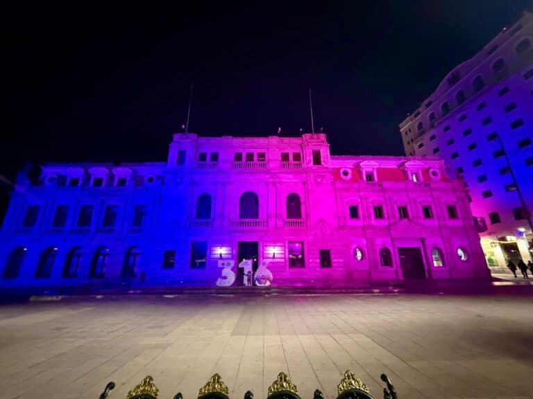 Iluminación de edificios por dia de Concientización de la muerte Gestacional