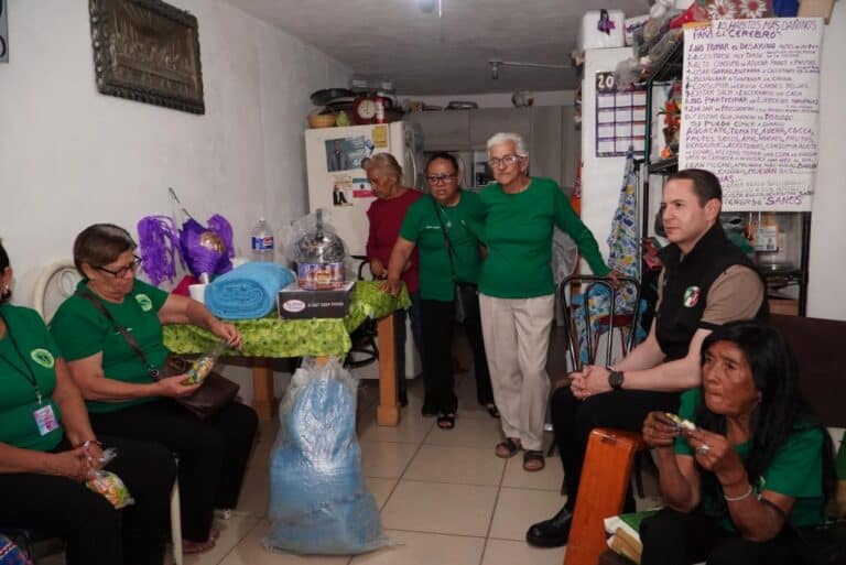 Diputado visita vecinos en colonia 20 Aniversario