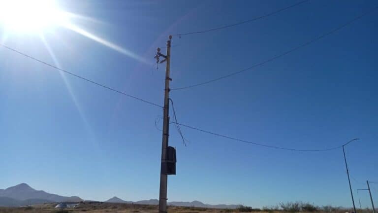 Poste de luz vandalizado en Aquiles Serdán