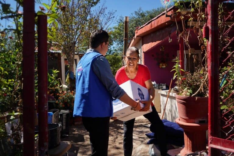 Entrega de apoyos a familias afectadas por lluvias