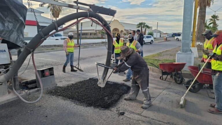Municipio mejora asfalto rumbo a Cuauhtémoc