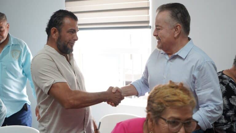 Diputado Mario se acerca con familias