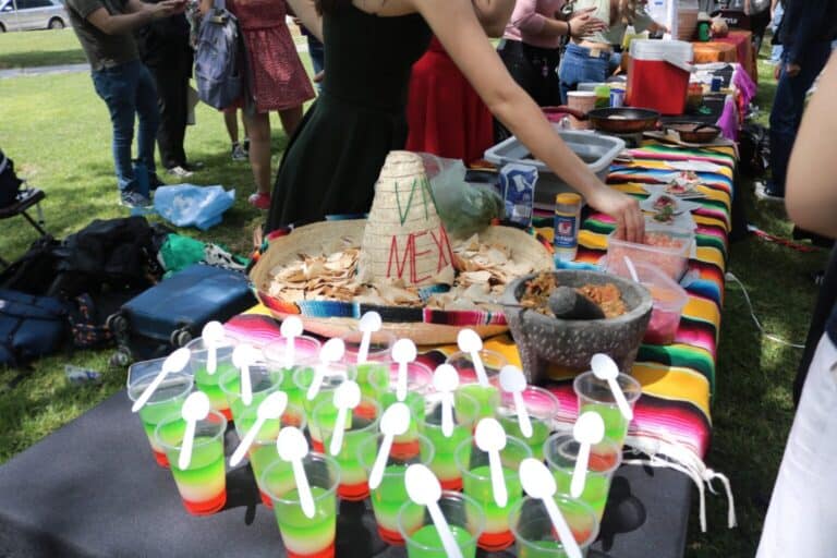 Muestra gastronómica en Facultad de FyL