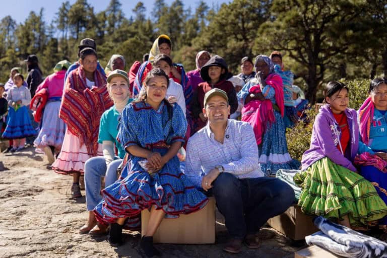 Apoya Bonilla a familias Ralámuli en la Sierra