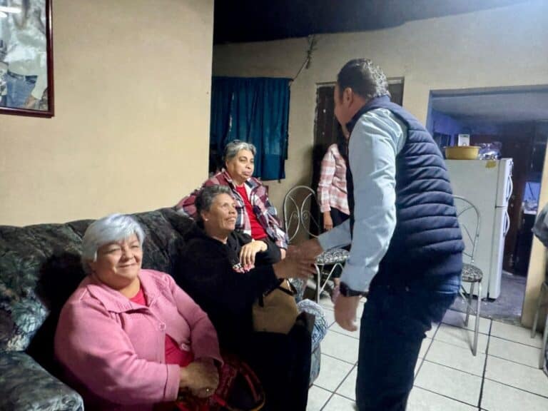 Diputado visita vecinos de colonias de Parral