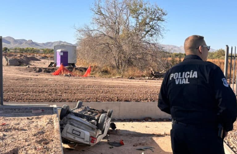 Conductor cae a arroyo en Juan Pablo II