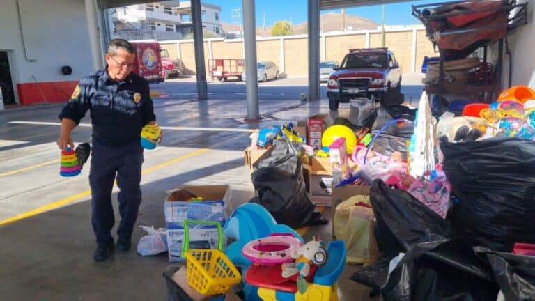 Bomberos continúan colecta juguetes