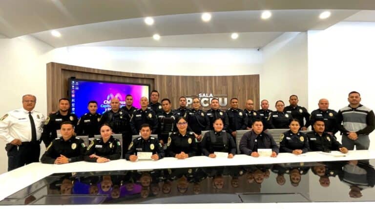Policías reciben bonos por acciones destacadas