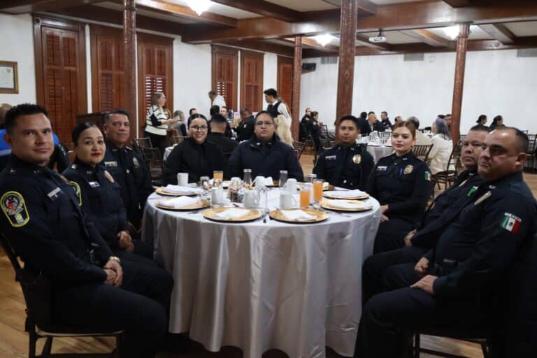 Comerciantes agradecen a policías y bomberos con posada