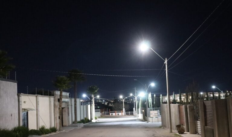 Colonias estrenan alumbrado LED