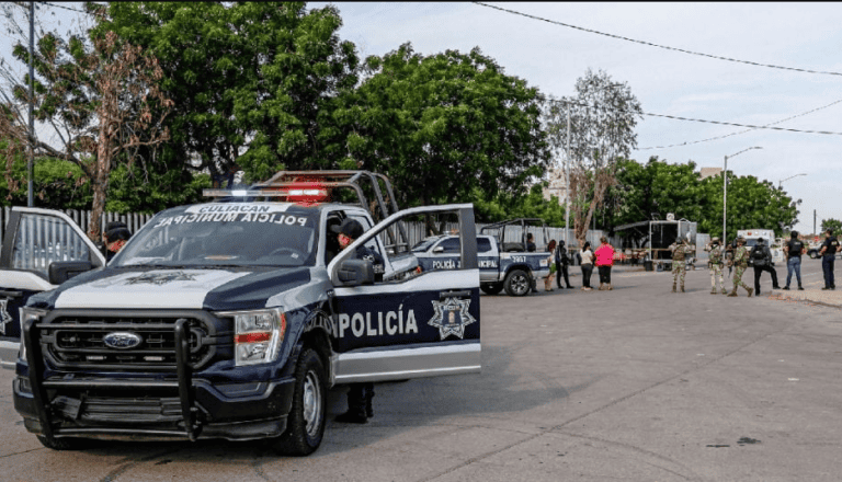 Ataque en cancha de pádel