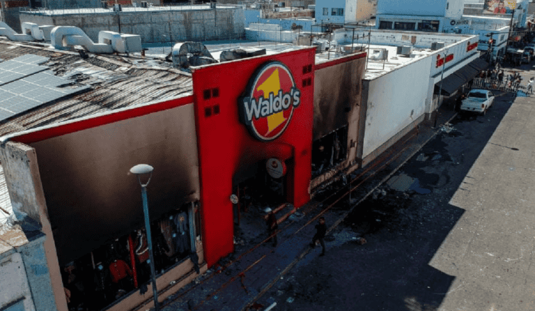 Procesan a dos por incendio en Waldo’s
