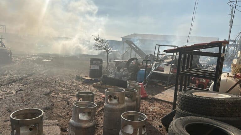 Bomberos sofocan incendio tras 12 horas