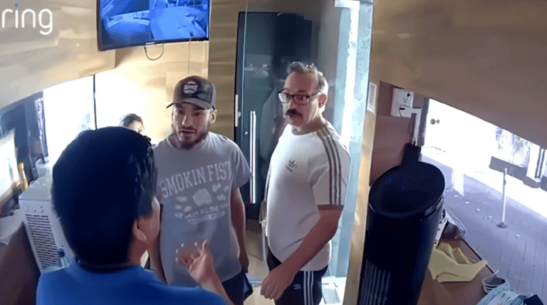 Boxeador agrede a guardia