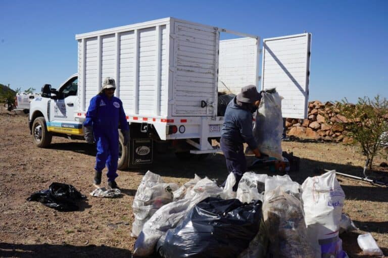 Limpian basurero clandestino en El Charco