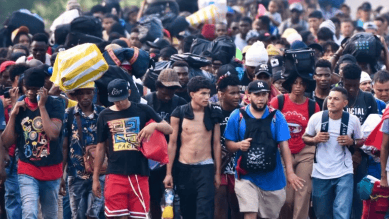 Migrantes marchan para exigir trámites ágiles