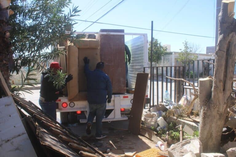 Municipio apoya limpieza de vivienda