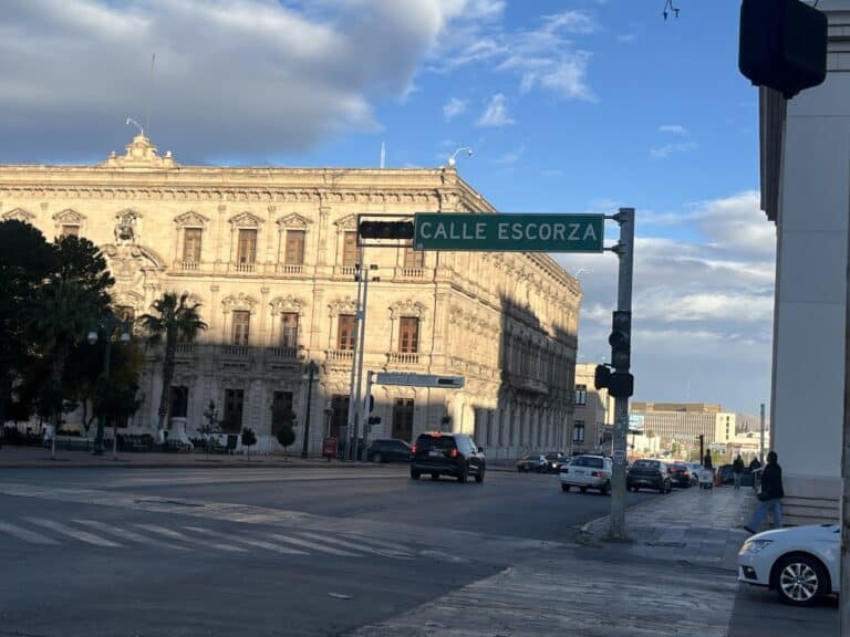 Semáforos retirados generan caos