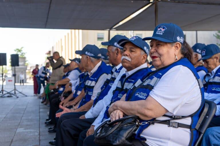 Suman abuelos policía a seguridad escolar