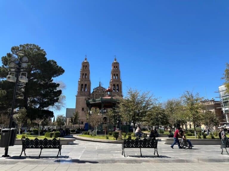 Viernes soleado con viento en la capital