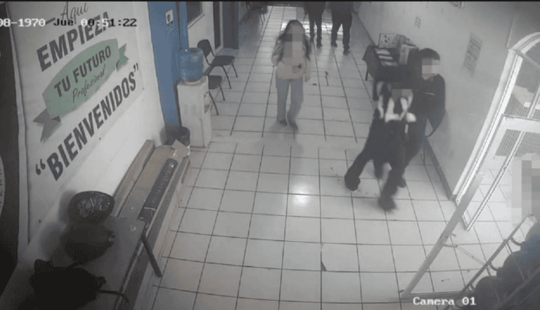 Estudiantes desarman a agresor en Michoacán