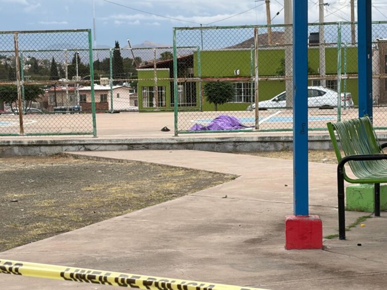 Identifican a hombre hallado muerto en cancha