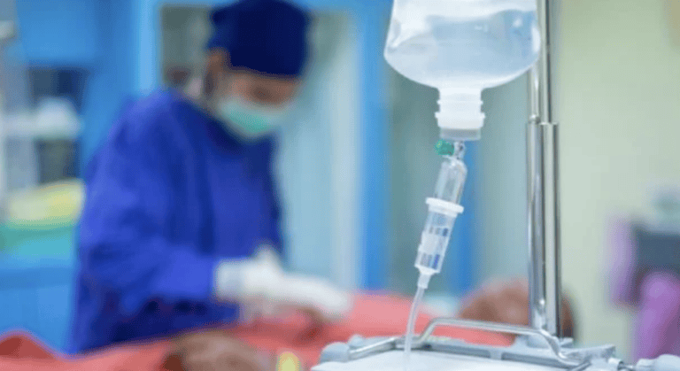 Investigan muertes tras suero vitaminado