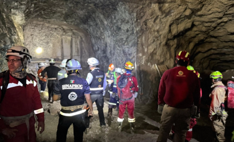 Buzos entrarán a buscar mineros atrapados
