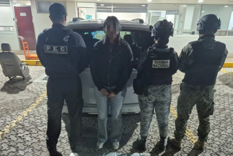 Detienen a estadounidenses con 60 mil dosis