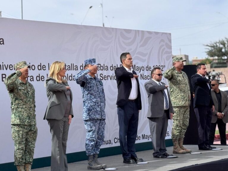Loya acompaña a Maru Campos en ceremonia cívica